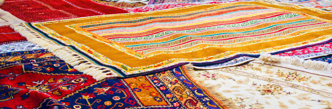 kolorowe dywany z frędzlami